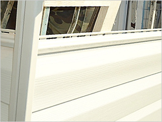 Производится остекление балкона